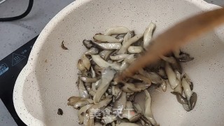 烤肉味干煸蘑菇的做法步骤：7