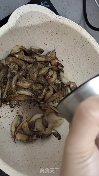 烤肉味干煸蘑菇的做法步骤：8