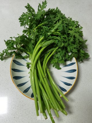 炝炒茼蒿的做法步骤：1