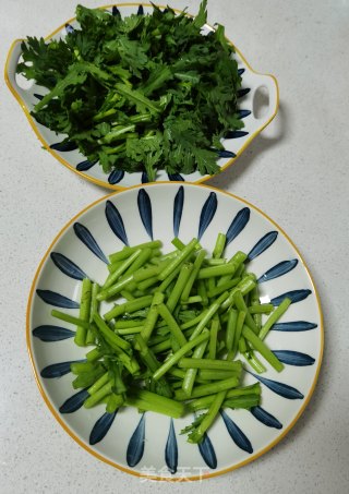 炝炒茼蒿的做法步骤：2