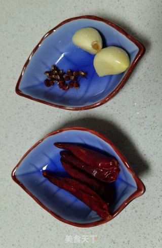 炝炒茼蒿的做法步骤：3