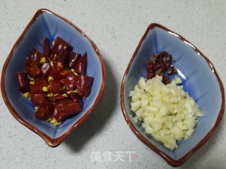 炝炒茼蒿的做法步骤：4