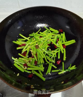 炝炒茼蒿的做法步骤：6