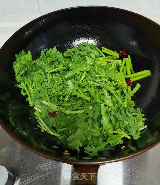 炝炒茼蒿的做法步骤：7