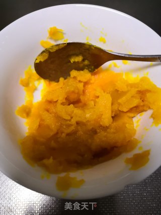 南瓜糯米饼的做法步骤：2