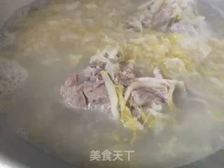 酸菜大骨汤的做法步骤：2