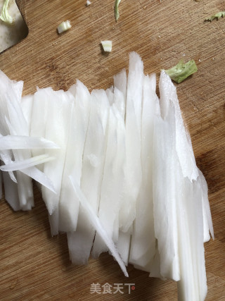肥肠炒青笋头的做法步骤：1