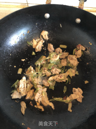 肥肠炒青笋头的做法步骤：2