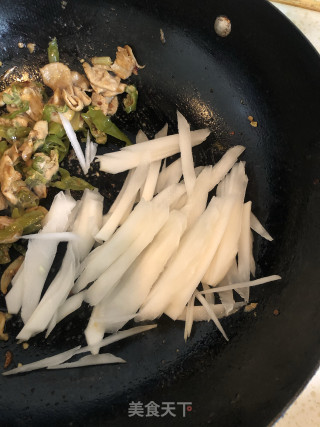 肥肠炒青笋头的做法步骤：3