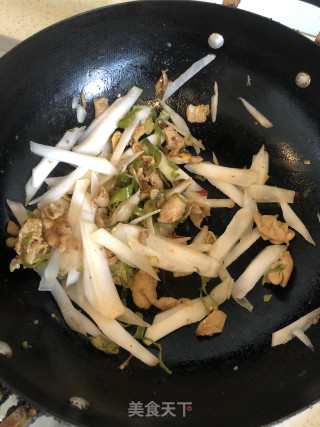 肥肠炒青笋头的做法步骤：4