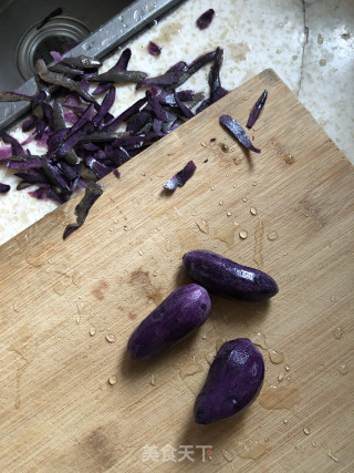 紫土豆柴火饭的做法步骤：1