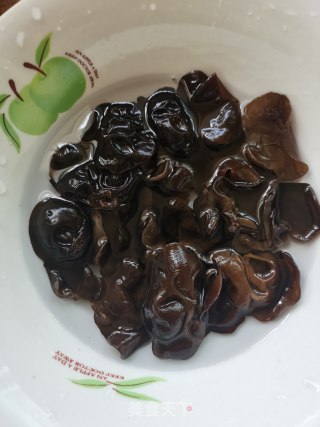 莴笋炒木耳的做法步骤：1