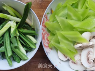 莴笋炒木耳的做法步骤：2