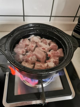 玉米排骨汤的做法步骤：1