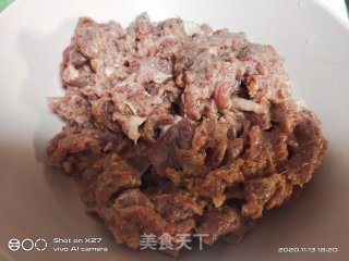 菜梗炒牛肉的做法步骤：2