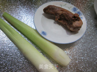 茭白炒猪舌头的做法步骤：1