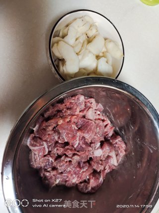 牛肉炒马蹄的做法步骤：1