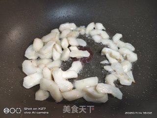 牛肉炒马蹄的做法步骤：2
