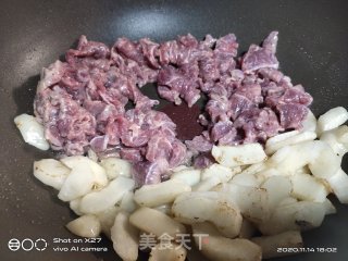 牛肉炒马蹄的做法步骤：3