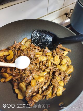牛肉炒马蹄的做法步骤：5