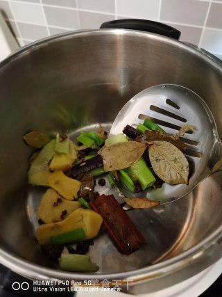 红酒炖大鹅的做法步骤：6