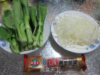 黄金鱼蛋菜芯米粉的做法步骤：1