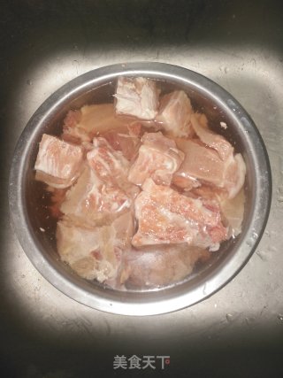 红烧排骨鸡翅的做法步骤：1