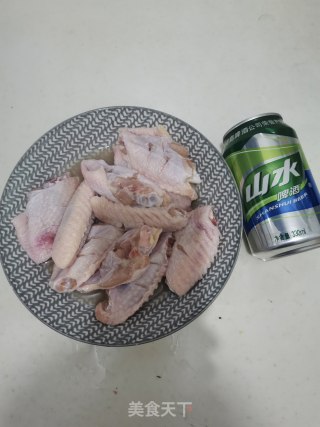 啤酒烧鸡翅的做法步骤：1
