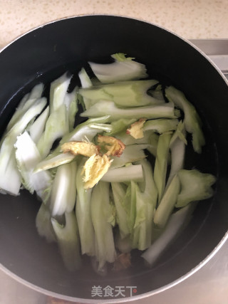 香菇青笋汤的做法步骤：1
