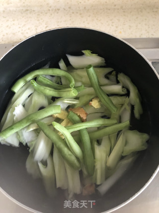 青笋四季豆汤。的做法步骤：2