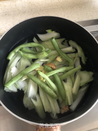青笋四季豆汤。的做法步骤：3