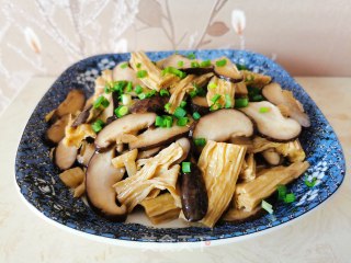 香菇焖腐竹的做法步骤：6
