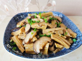 香菇焖腐竹的做法步骤：7