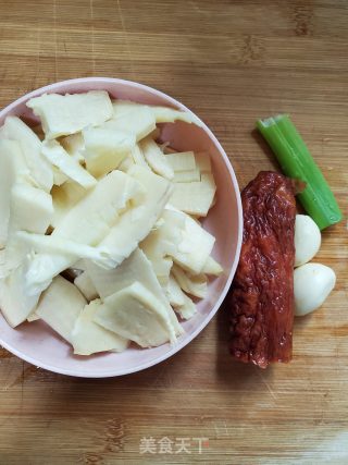 腊肠炒冬笋的做法步骤：1