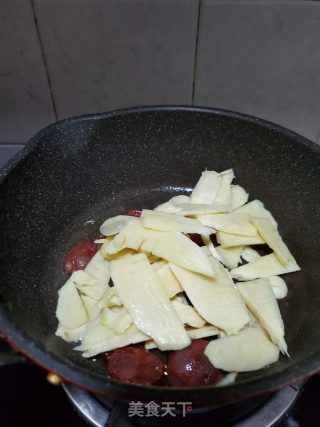 腊肠炒冬笋的做法步骤：5