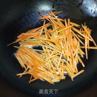 韭菜鸡蛋炒米粉的做法步骤：3