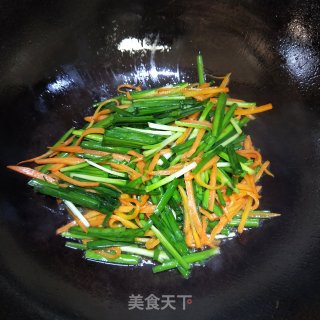 韭菜鸡蛋炒米粉的做法步骤：5