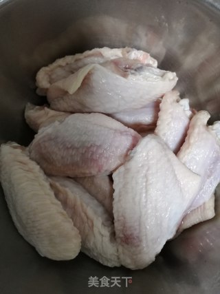 可乐烧鸡翅的做法步骤：1