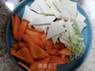 肉片烧千叶豆腐胡萝卜的做法步骤：2