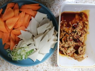 肉片烧千叶豆腐胡萝卜的做法步骤：4