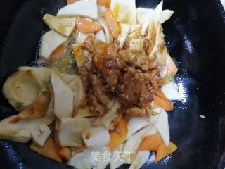 肉片烧千叶豆腐胡萝卜的做法步骤：7