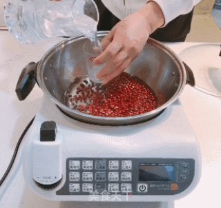 红豆年糕汤， 女生都爱喝的“女神汤”，今天喝这个准没错！的做法步骤：2