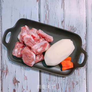 莲藕猪骨汤，汤清味鲜营养又滋补，全家人都爱喝的做法步骤：1