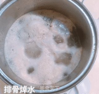 莲藕猪骨汤，汤清味鲜营养又滋补，全家人都爱喝的做法步骤：2