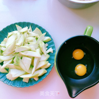 家常丝瓜炒蛋的做法步骤：1