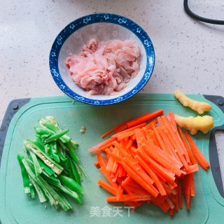 胡萝卜炒瘦肉的做法步骤：1