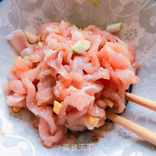 胡萝卜炒瘦肉的做法步骤：2
