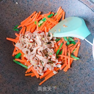 胡萝卜炒瘦肉的做法步骤：6