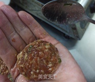 浇汁狮子头的做法步骤：3