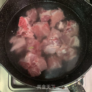 鹿茸菇排骨汤的做法步骤：2